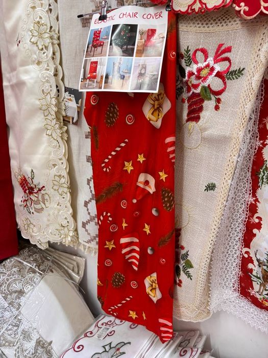 Set de fata de masa cu tematica Crăciun și set de 6 huse de scaun