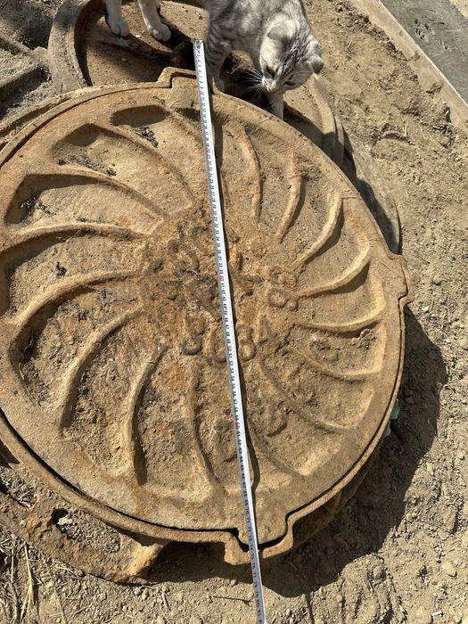 Продам чугунные люки