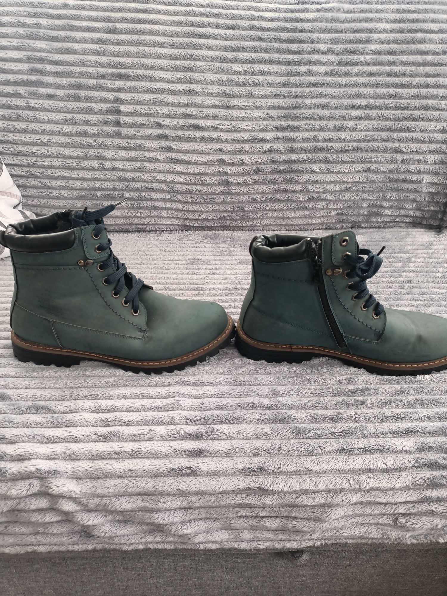 продам ботинки зимние. 43