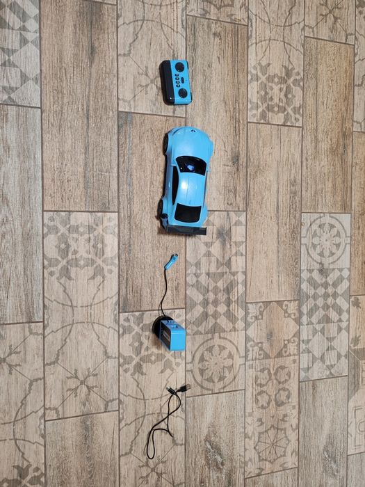 Mașină cu telecomandă care se rânacarcă cu stație