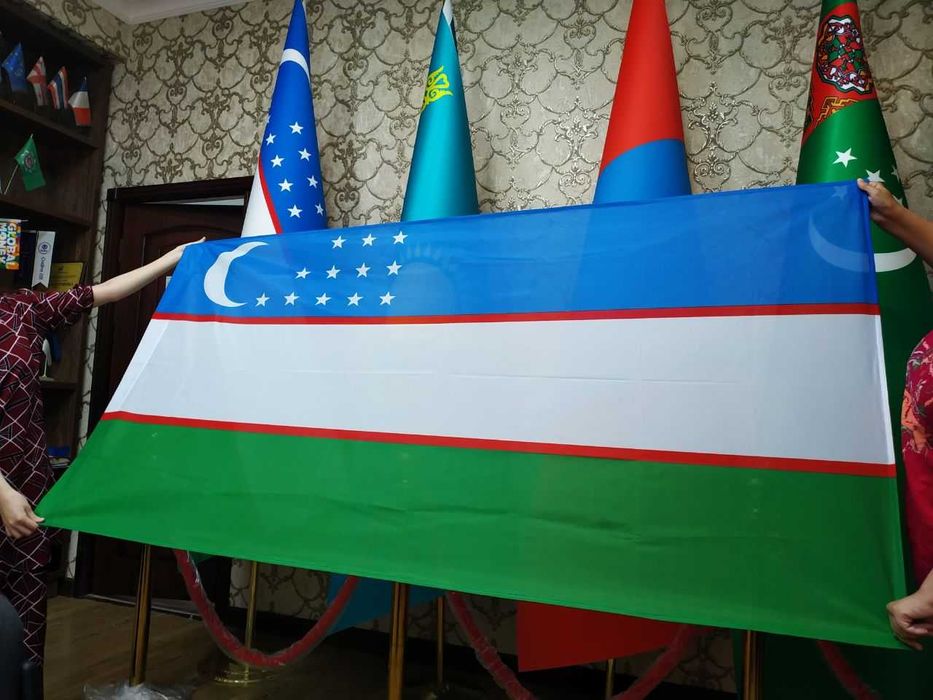 Ofis va tashqarida turadigan bayroqlar