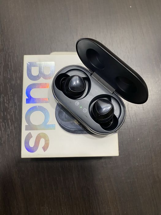 Наушники беспроводные Samsung Galaxy Buds в идеальном состоянии.