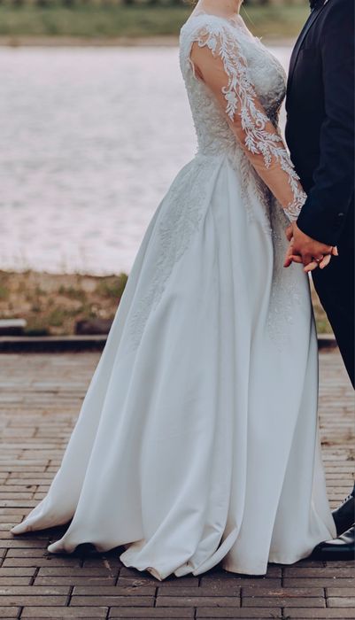 Vând rochiță de mireasa purtată o singura dată.