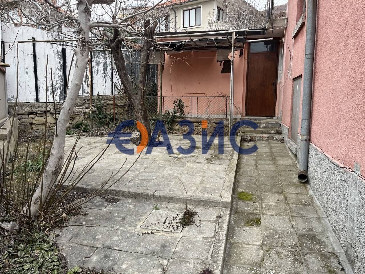 Двуетажна къща в центъра на гр. Свети Влас 245 м2, и двор 1 149 м2,