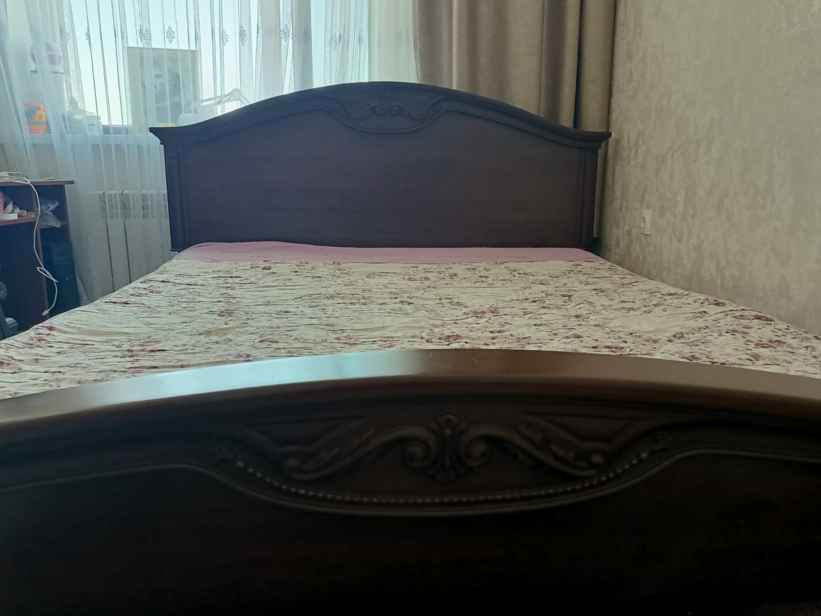 Двуспальная кровать Шатура с матрасом