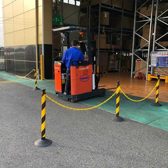 Stalp Delimitare Reflectorizant Negru-Galben cu Lanț 87cm