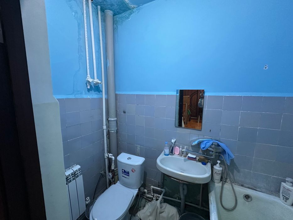 Срочно продам в Чирчике 1 комнатную на 2 этаже кирпичный дом