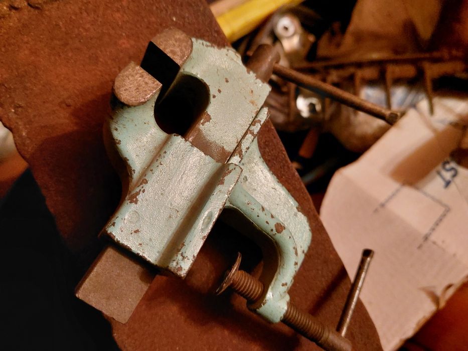 Продам тиски ,лом,кувалду