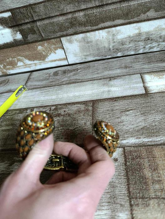 Гривна с подпис на Yuhong