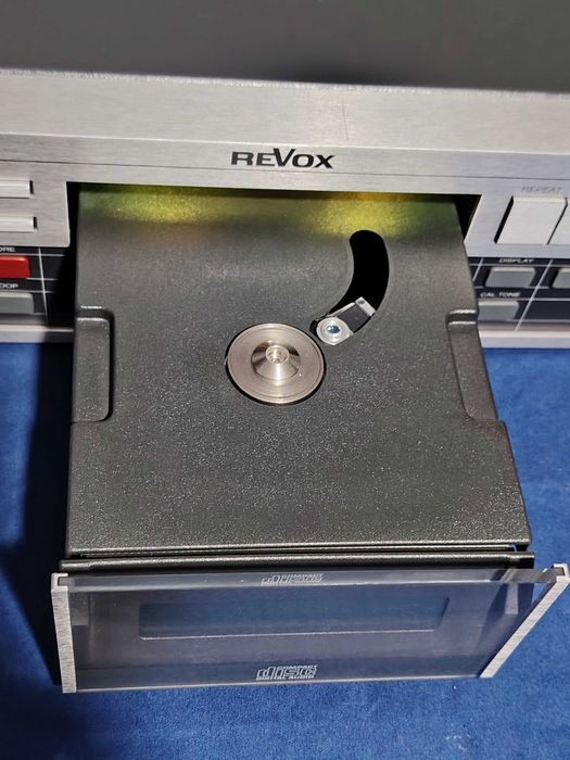 REVOX B 225 Compact Disc Player, cu defect muzica se aude cu barait.