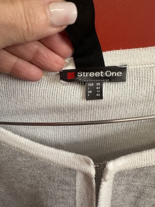 Cardigan este ca nou perfect pentru peimavara si toamna