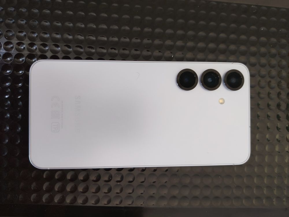 Samsung Galaxy S25. 256 Gb xotira. Holati yaxshi. Kafolati 8 oy