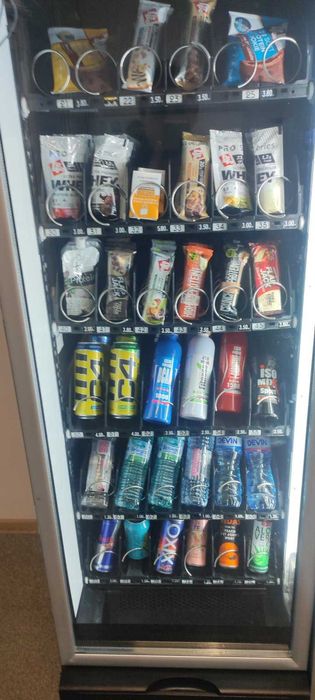 Вендинг машина за храни и напитки