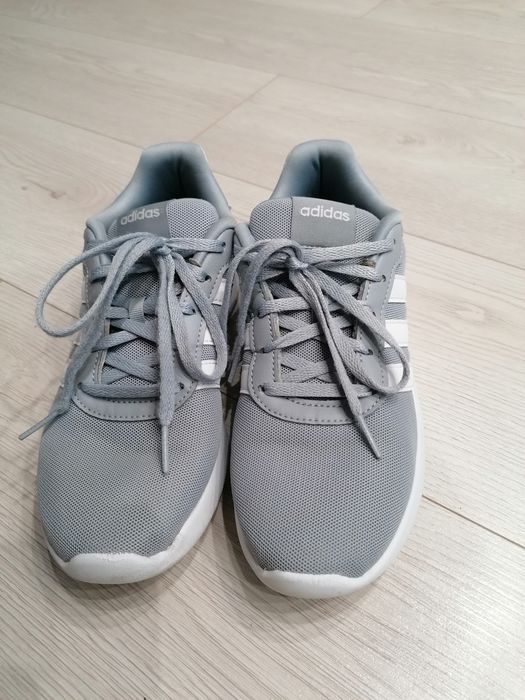 Adidași marca Adidas