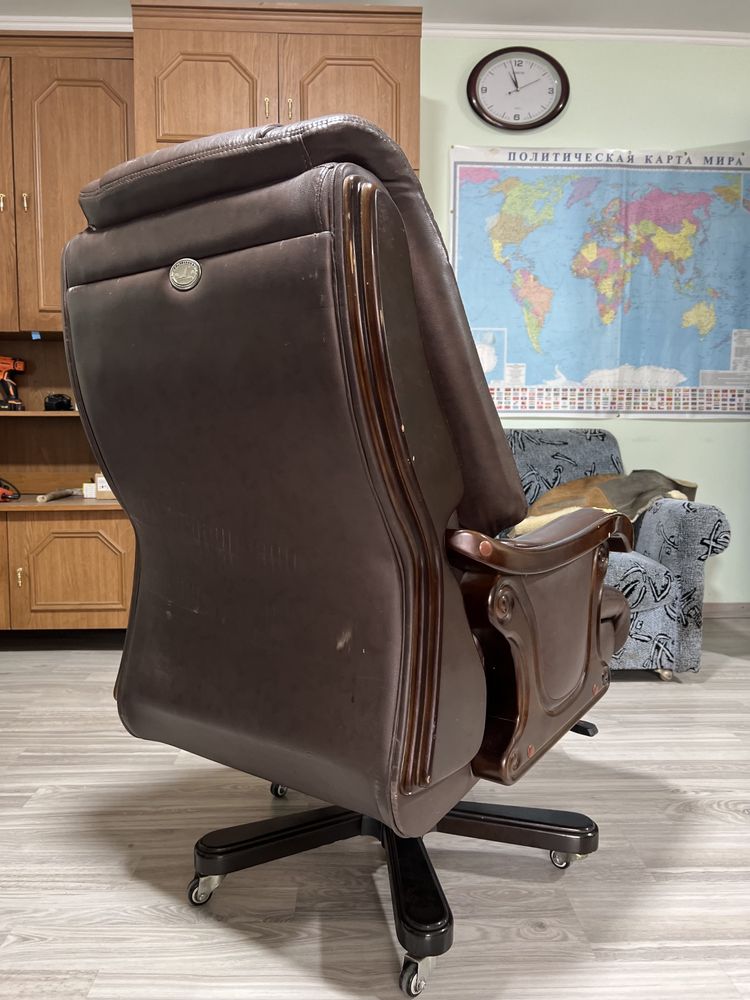 Продам офисное кожаное кресло