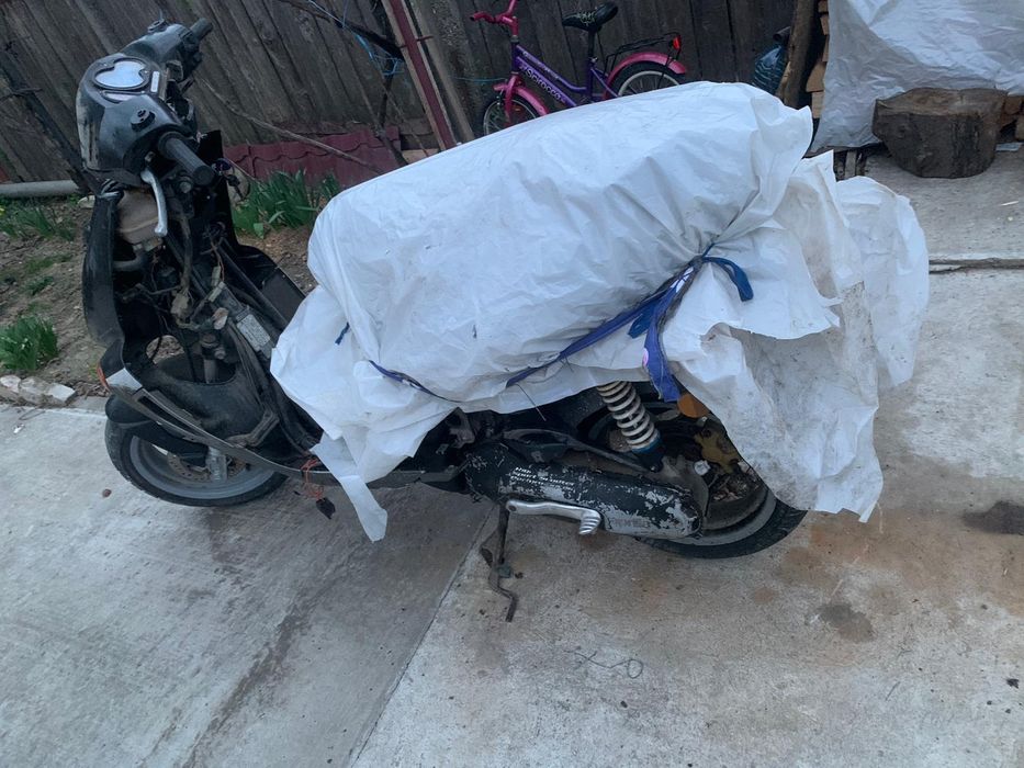 Vând scuter aprilia