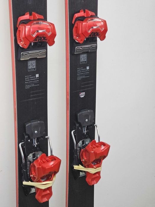 Schiuri FREERIDE Volkl Mantra M7 2024-25 cu legaturi Tyrolia Attack 14