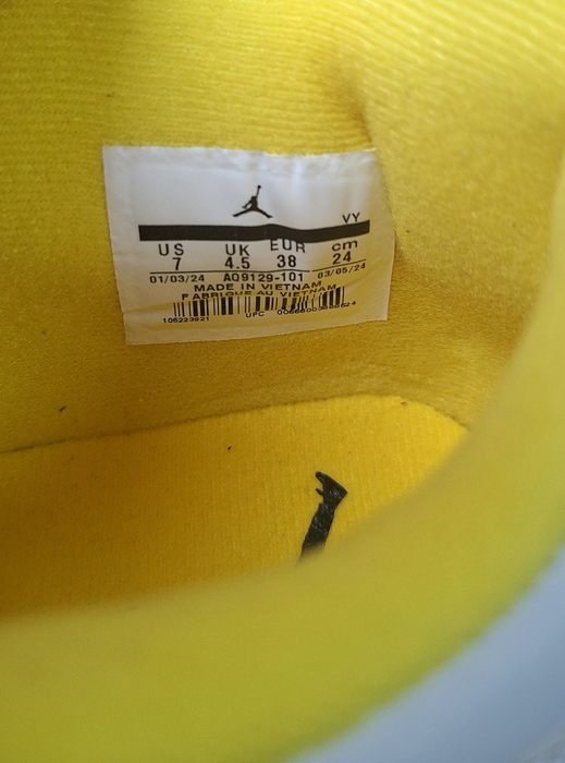 Jordan 4 Yellow Thunder