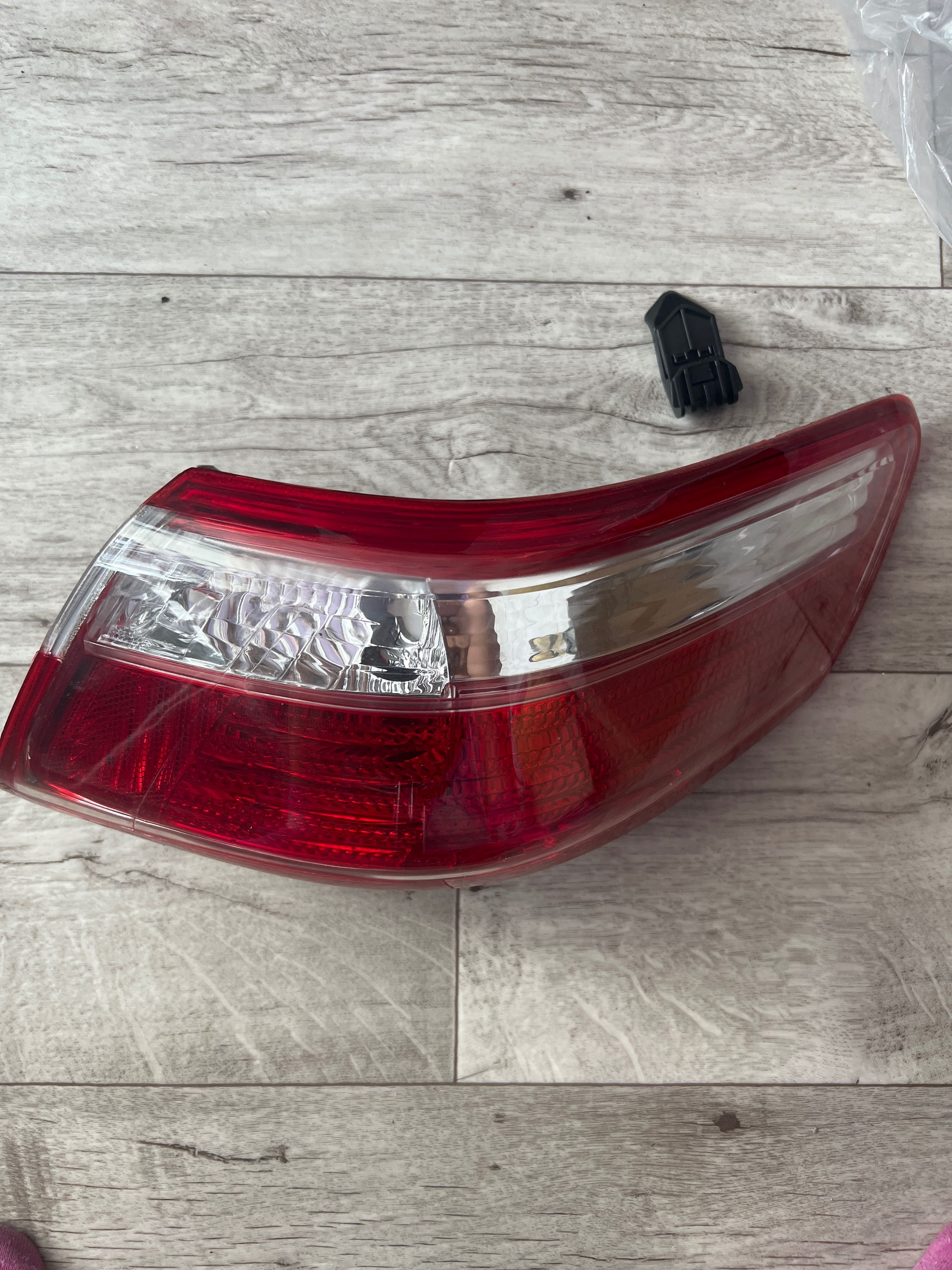 Продам фонарь задний Camry Новый!