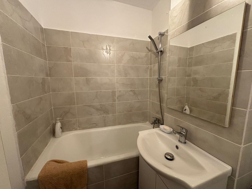 Vând urgent apartament 2 camere, Teiul Doamnei, mobilat și utilat.