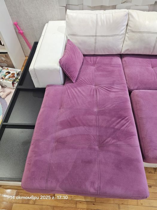 Диван бяла кожа с циклама