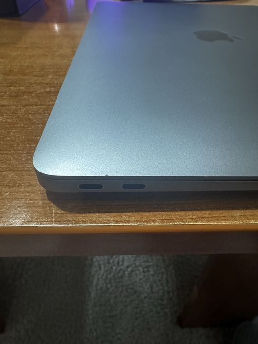 MacBook 13″ Air M1 – батерия 100%, леко износване по ръбовете