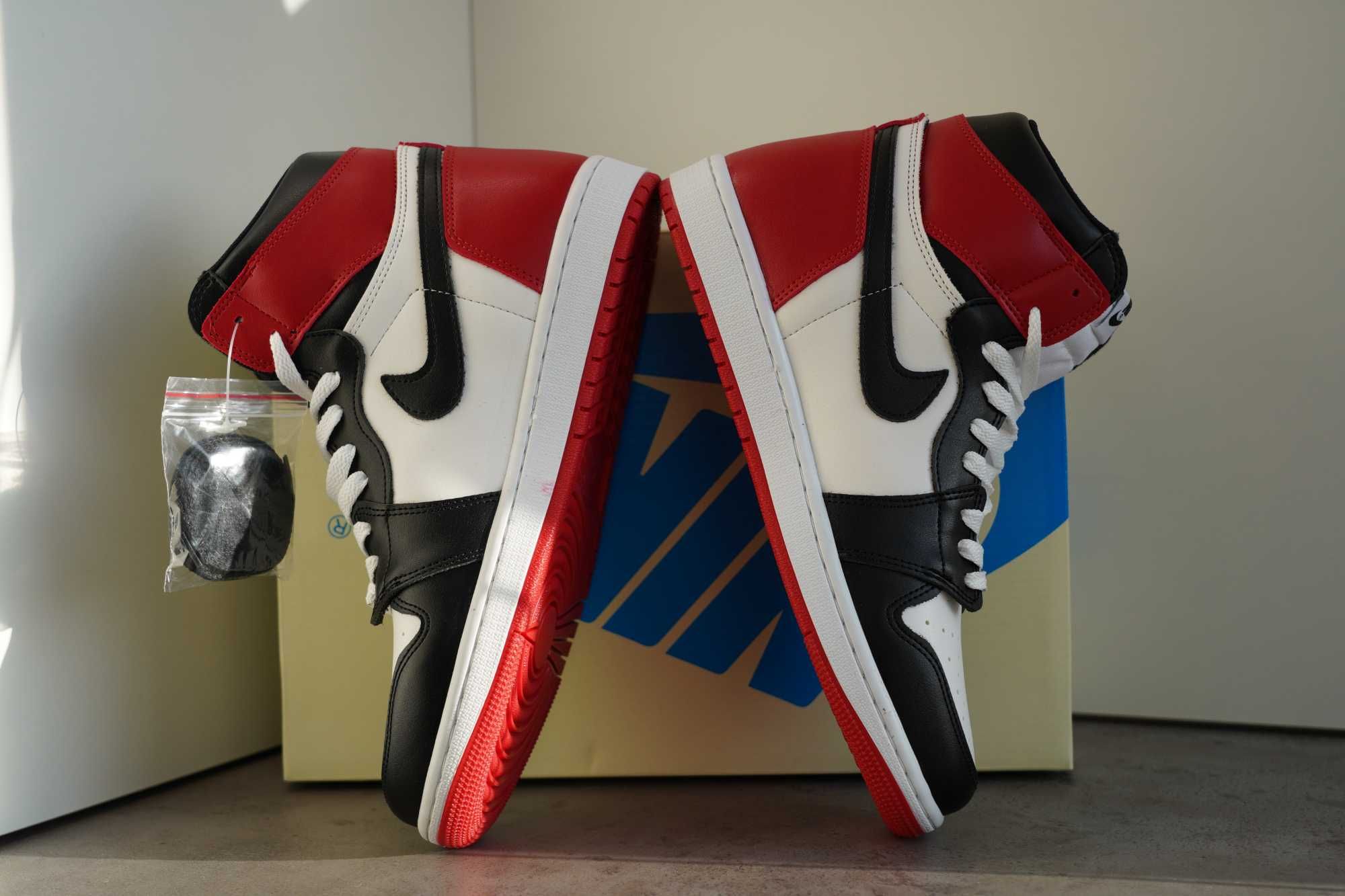 Adidași Jordan 1 Retro High OG Black Toe, Unisex, Cu Cutie / Accesorii