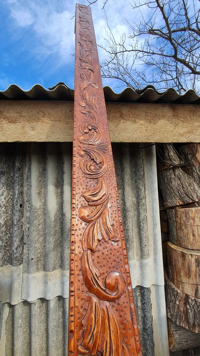 Draperie din lemn sculptat