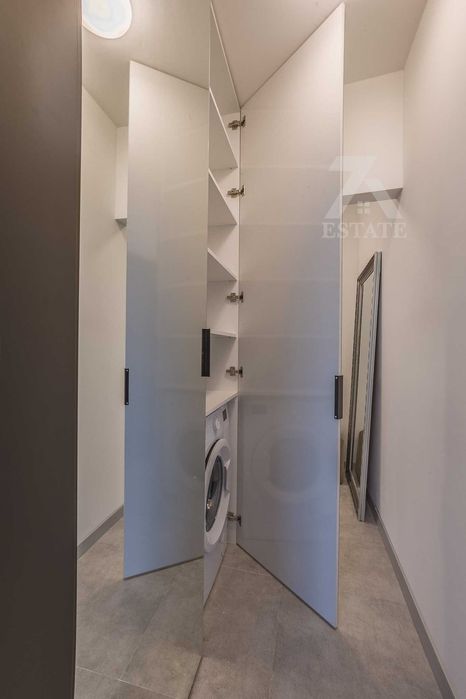 Продава се луксозен, 2- стаен апартамент в ж. кв. Младост 1