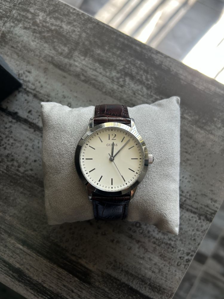 Часовник Guess.