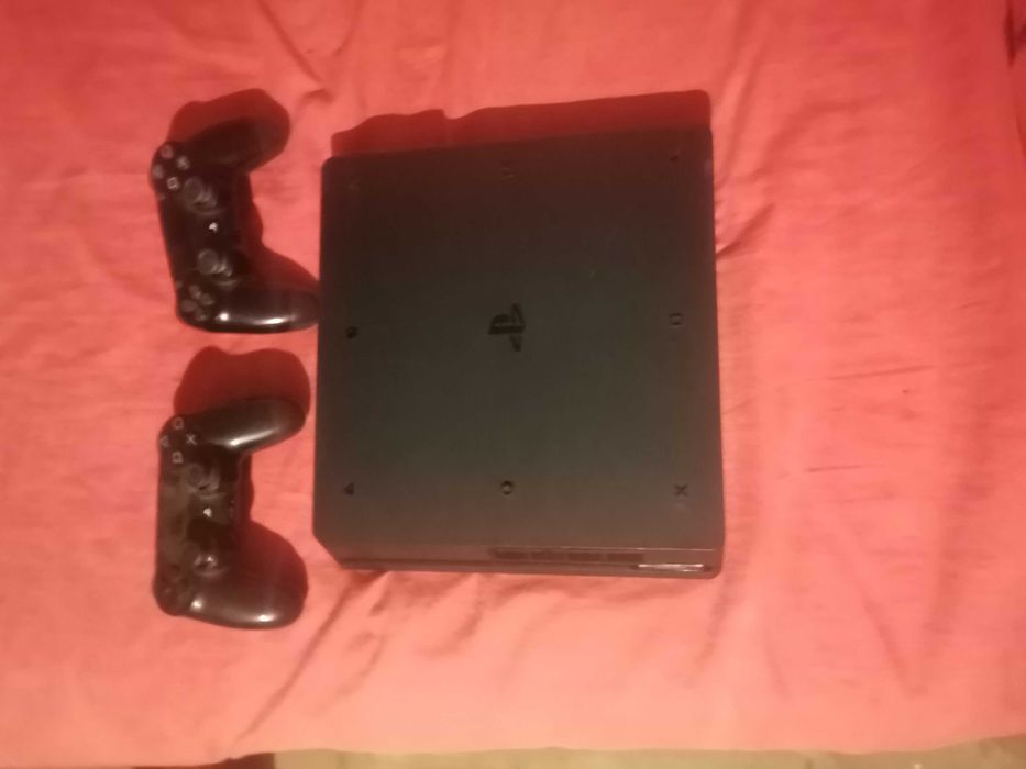Ps4 cu 2 manete 500 gb