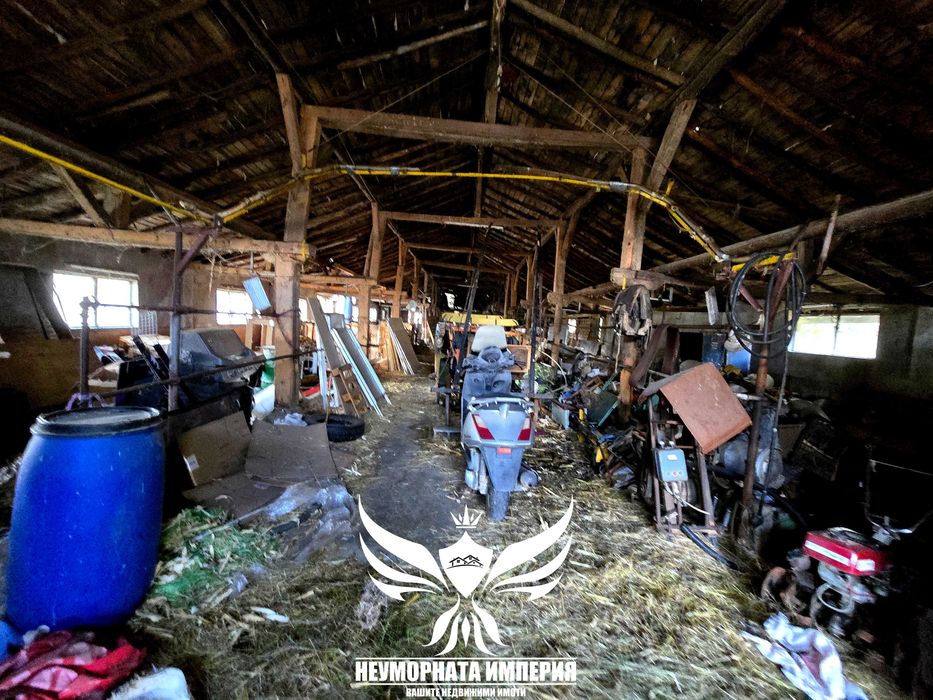 Продавам обор, краварник, склад 1303кв.м. и земя 24727кв. с.Долнослав