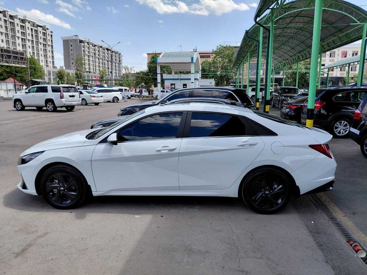 Hyundai Elantra сотилади.