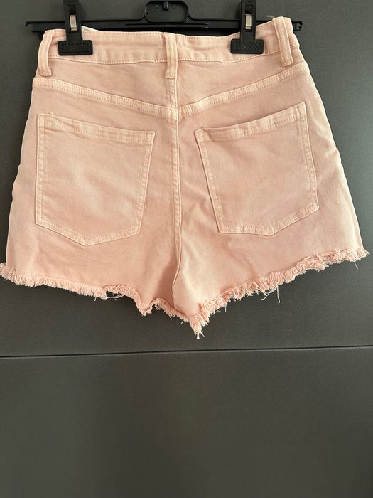 Pantaloni scurți de damă cu etichetă