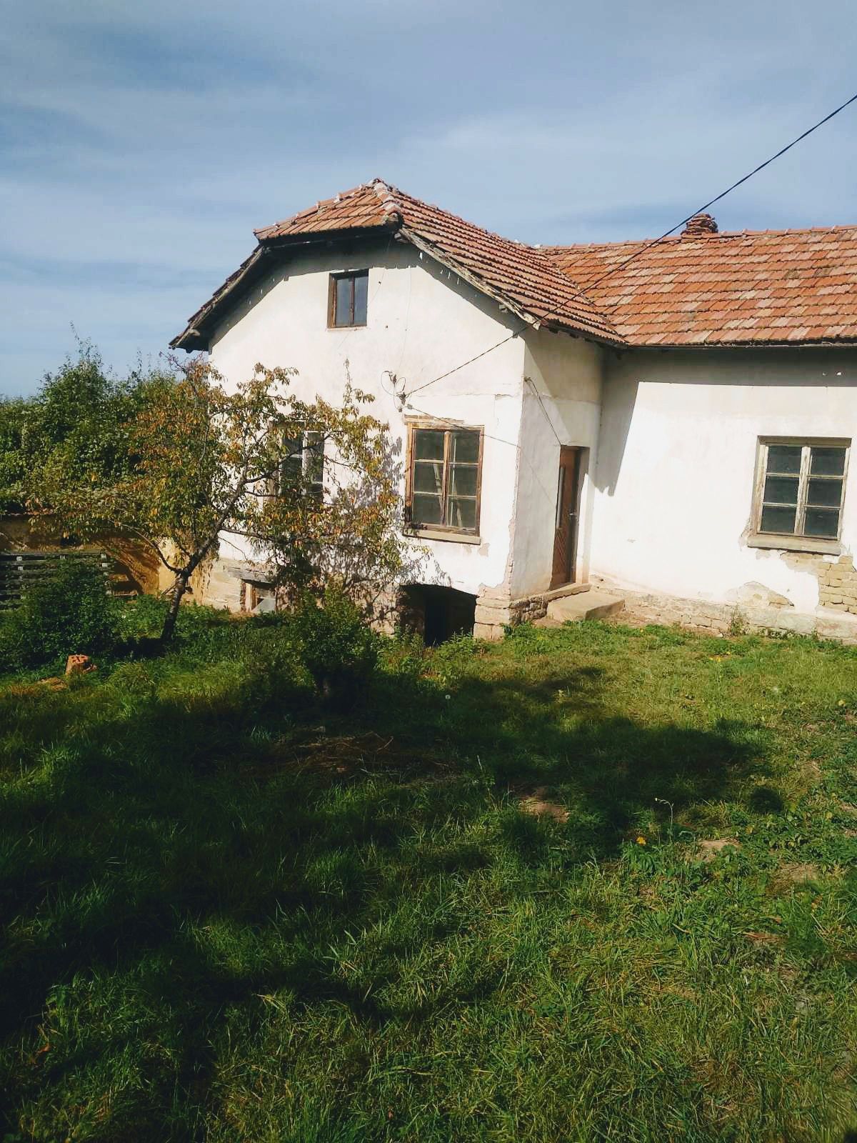 Продава се къща с двор  в град Годеч