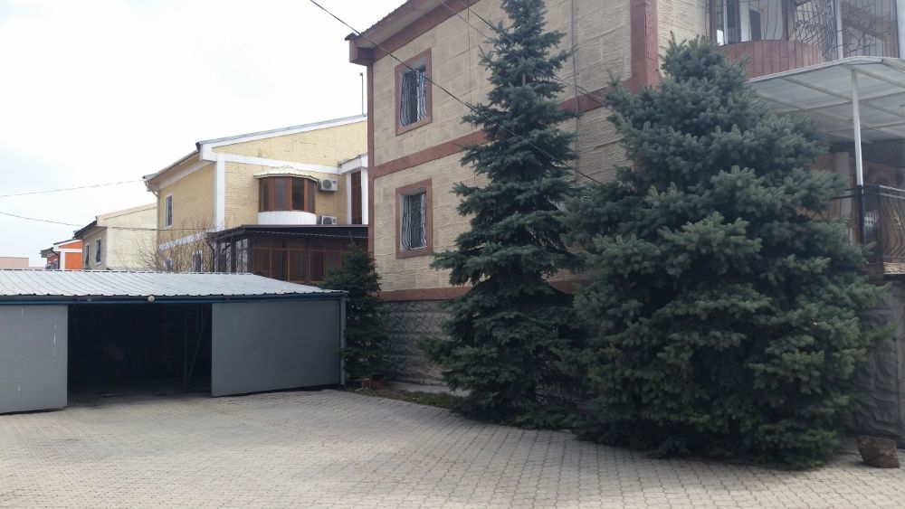 Усадьба из двух домов и приусадебного участка