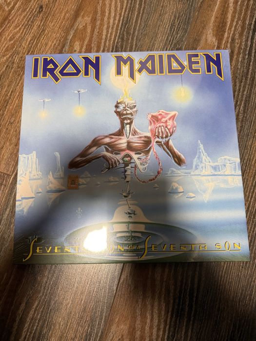 Продавам плочи на Iron Maiden
