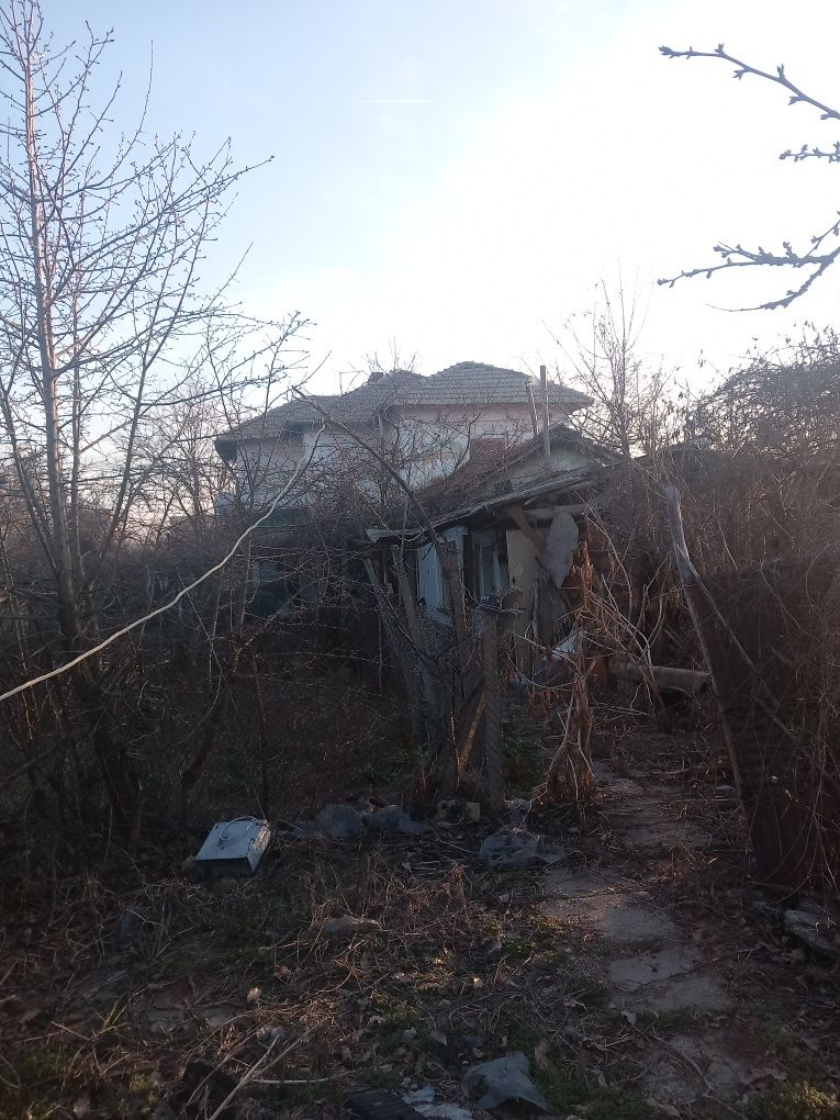 Продавам къща с голям двор