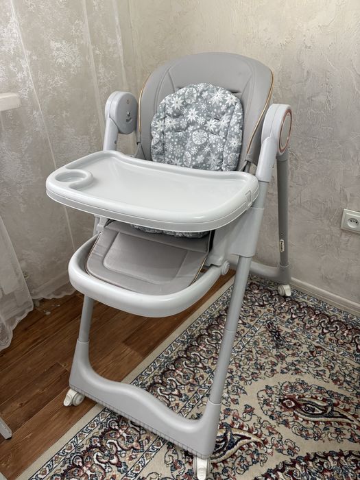 Детский столик, в очень хорошем состояний. Пости новое