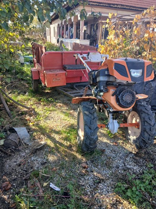 Vând motocultor cu remorca