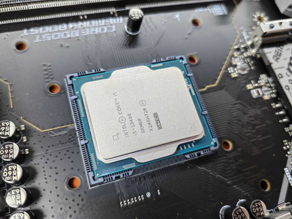 CPU (central processing unit)  i3*, i5*, i7*