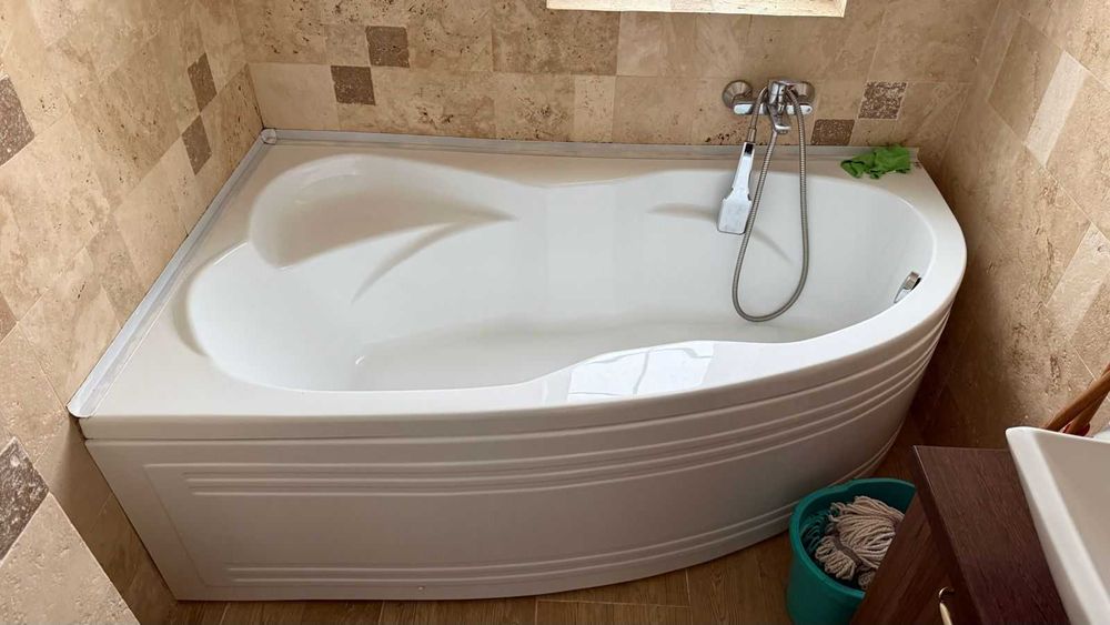 Vand cada baie pe colt 180x100 + baterie