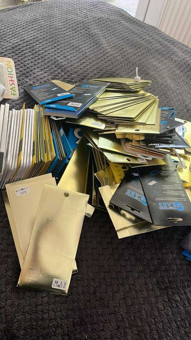 Продавам чисто нови кейсове и протектори,за стари модели телефони!