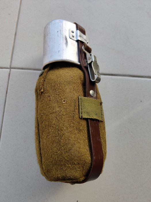 Port-hartă și bidon apă, militare