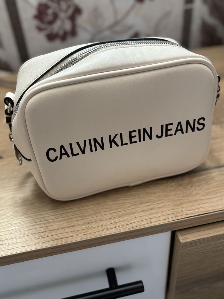 Чанта на Calvin Klein