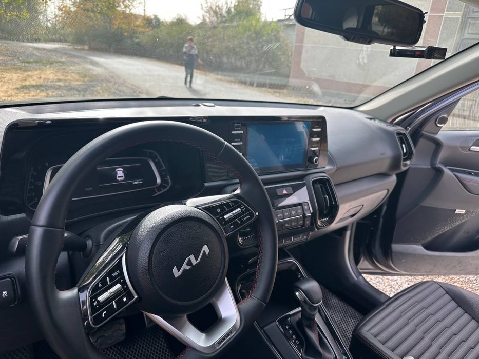 Kia Sonet mokriy asfalt