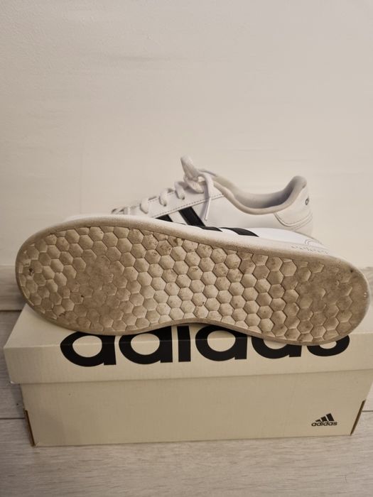 Adidas бели обувки с черни ленти 39 1/3