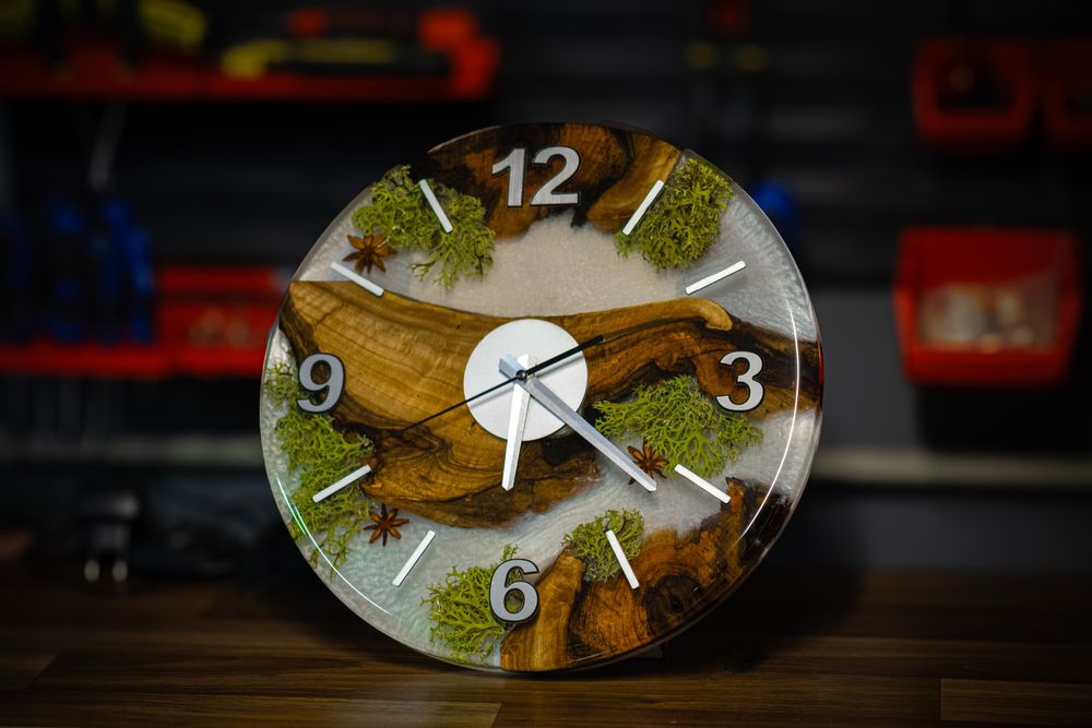 Часовник от епоксидна смола и орехова дървесина , 35 см диаметър.