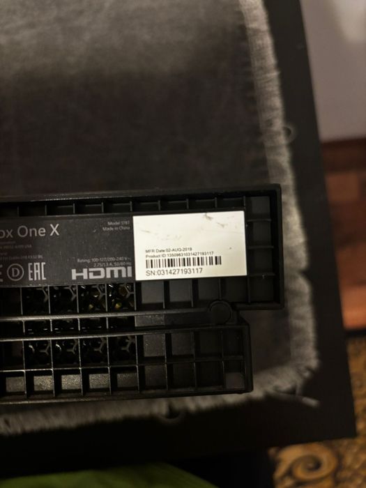 Xbox one x 1tb spațiu  2 controlere fără fir