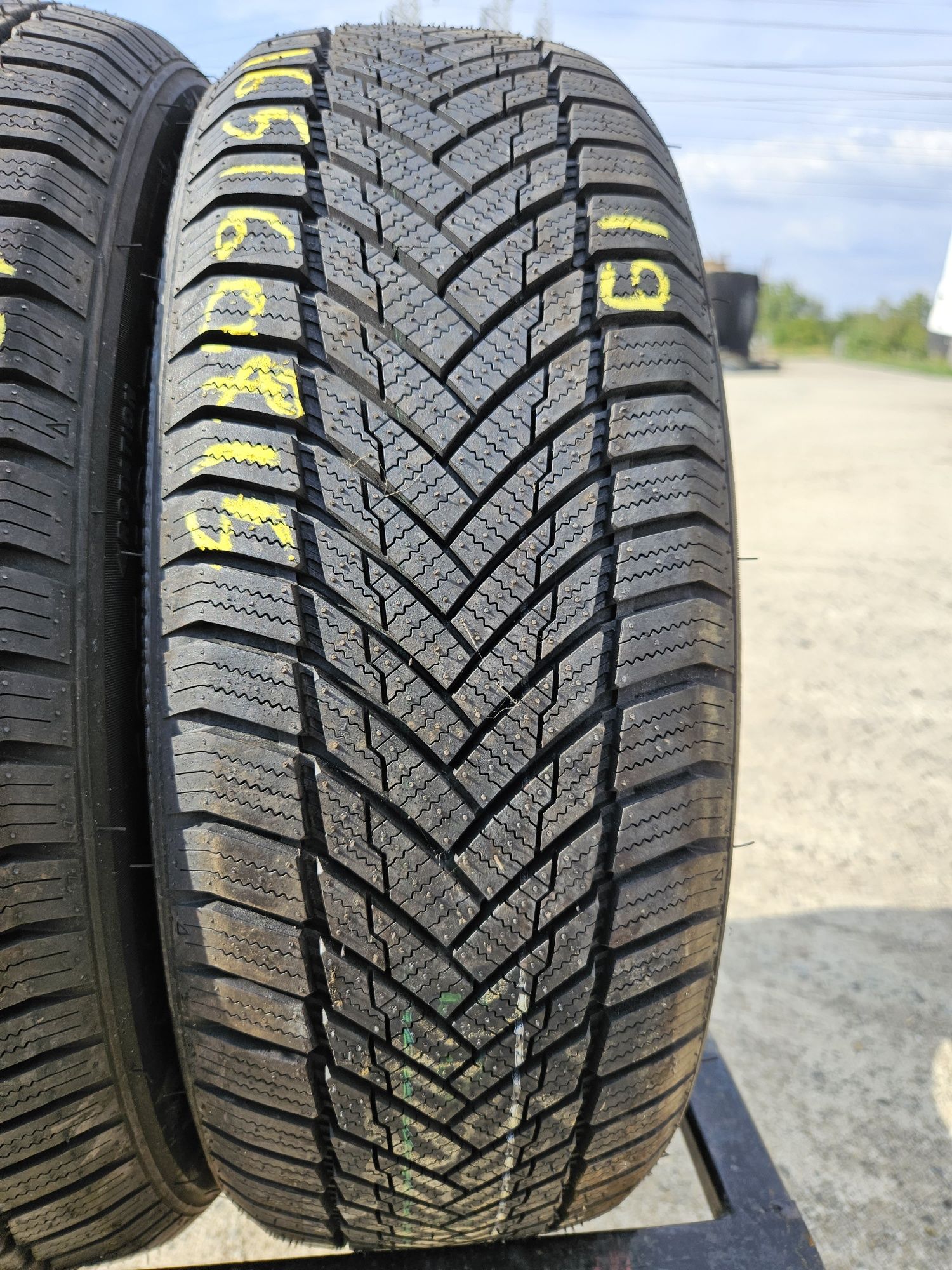 Vând anvelope m+s Noi 165/60/15 165/60r15